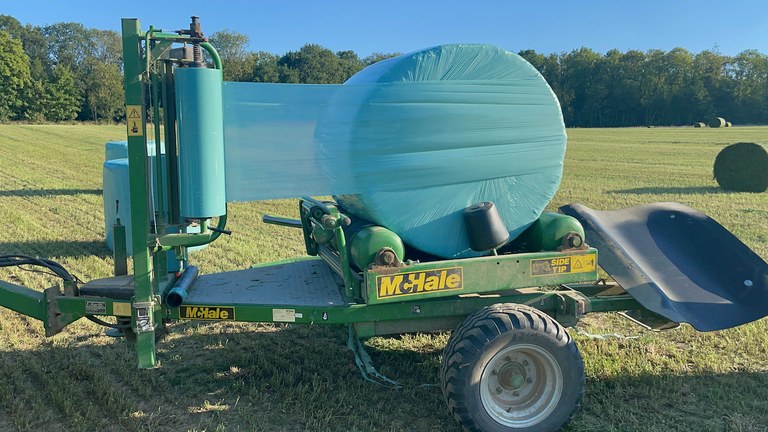 20220810 Luzernesilage Rundballen auf McHale-Ballenwickler.jpeg