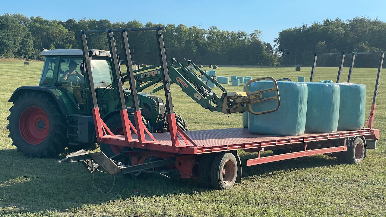 20220810 Luzernesilage Rundballen mit Rundballenzange auf Tieflader verladen (1).jpeg