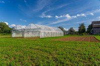 Die Flugtunnel warten auf Bepflanzung